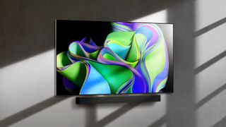 LG C3 OLED TV harmaalla seinällä