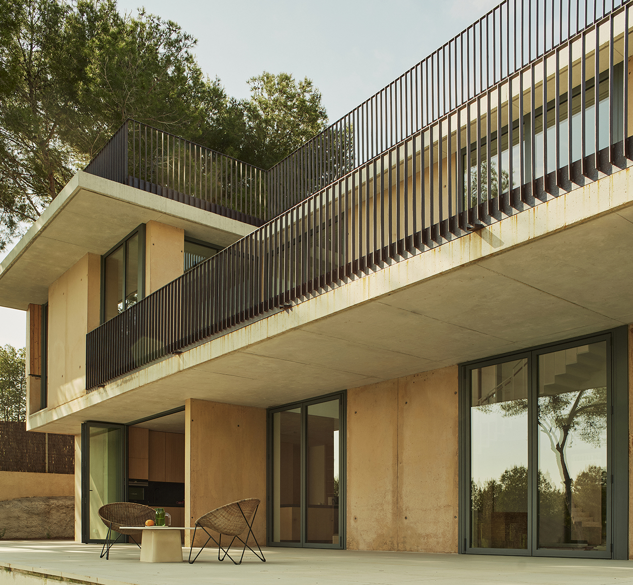 Spanish house Cala Tamarit, textured house among nature