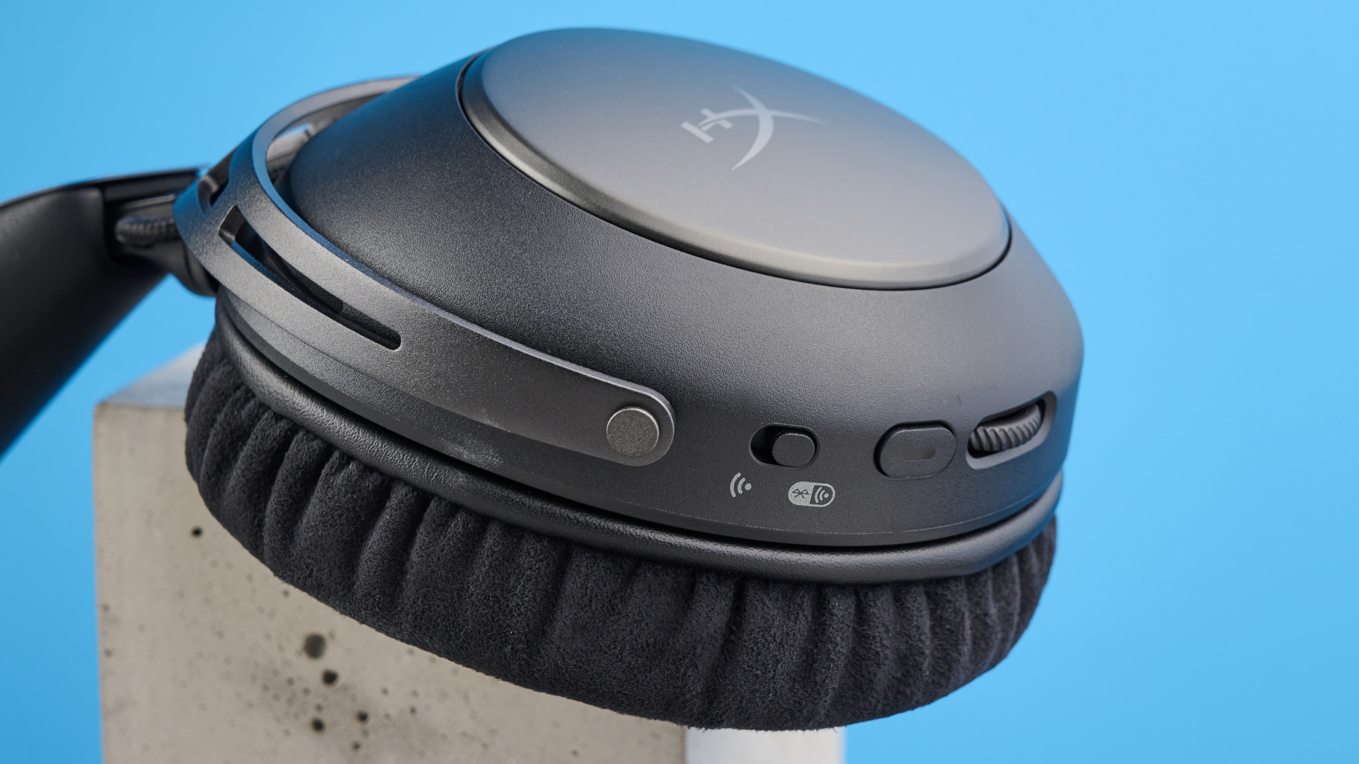 A HyperX Cloud Alpha 2 wireless gaming headset