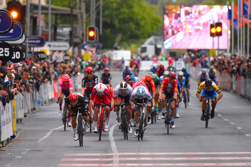 Caleb Ewan strikes first in Tour Down Under Criterium | Cyclingnews