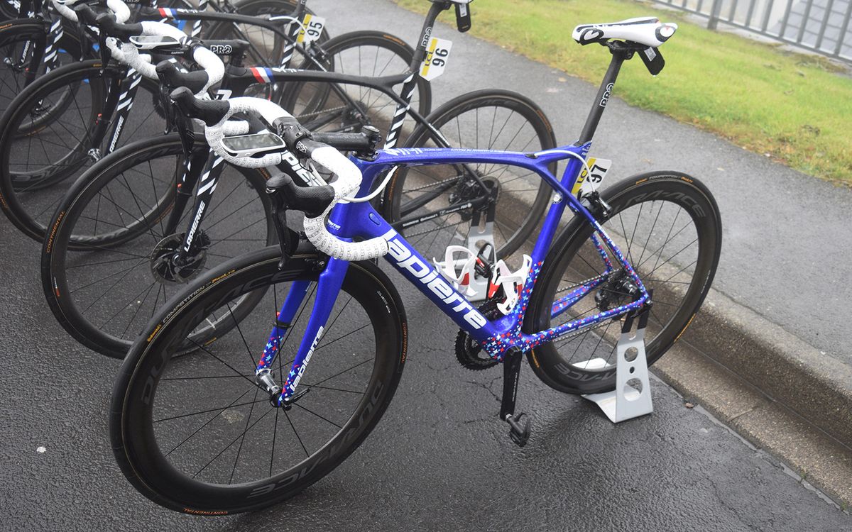 French national champion Anthony Roux is racing on a custom-painted Lapierre Xelius SL