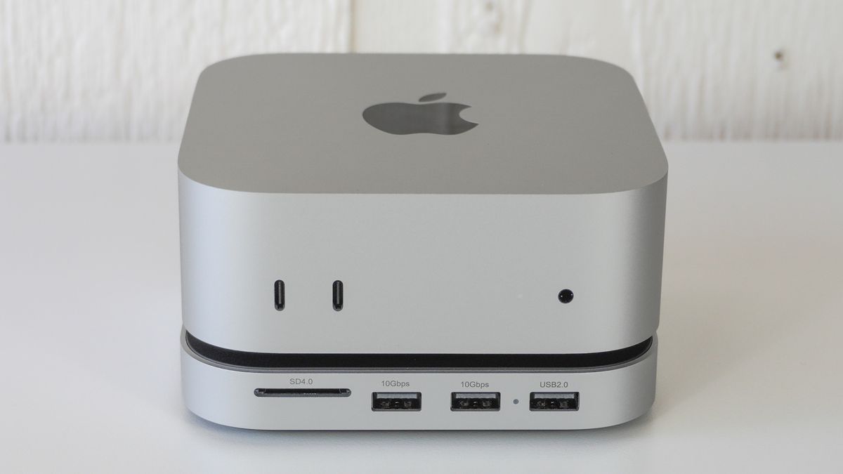 The Mac mini M4 on a table with Satechi&#039;s new USB-C hub and stand underneath it