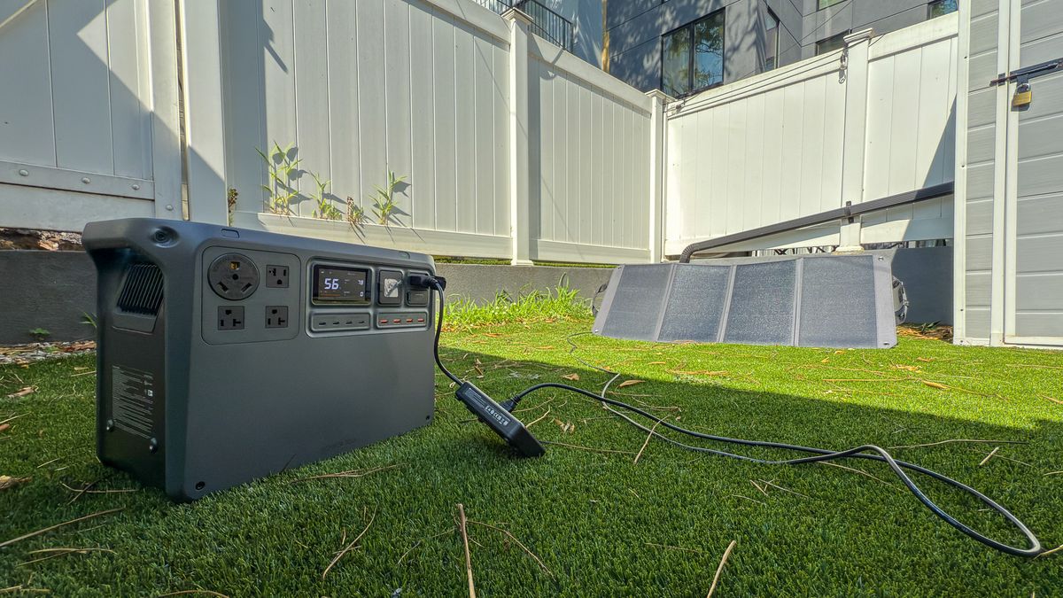 DJI Power 2000 - connected to 100W solar panels