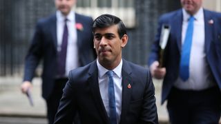 Chancellor Rishi Sunak walking in front of Number 10