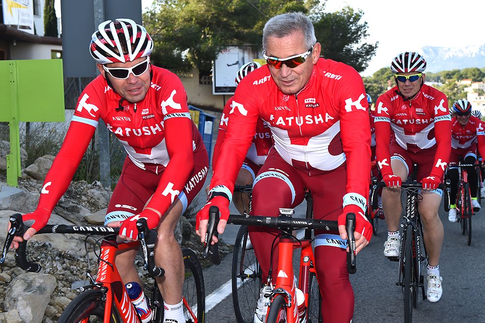 Igor Makarov and Viatcheslav Ekimov lead the group