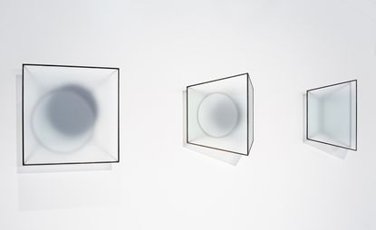Reinoud Oudshoorn 20 - D-20 E-20，黑色和白色的透明盒子安装在白色的墙上，在“半透明”展览上，第八届塔林应用艺术三年展在Kai艺术中心举行