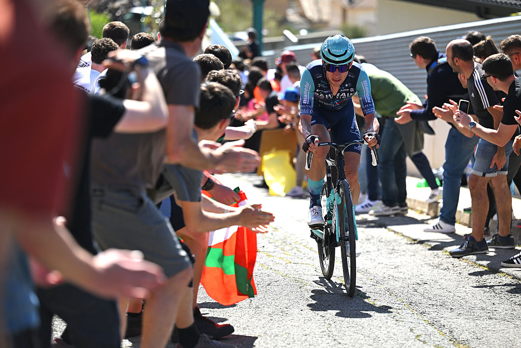 Antonio Tiberi no ataque durante o Grande Prêmio Miguel Indurain de 2026