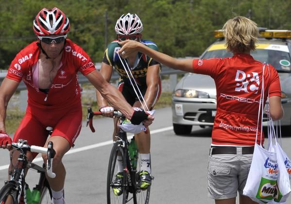 David Pell (Drapac-Porsche) grabs some take away for lunch