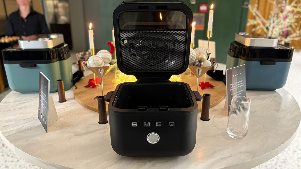 Smeg Air Fryer with the lid lifted up