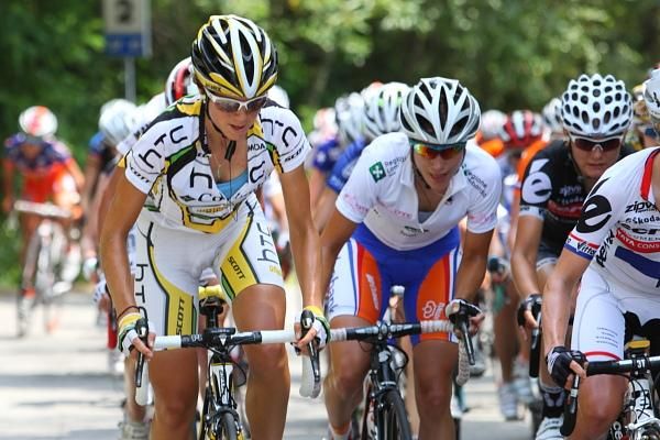 Evelyn Stevens (HTC - Columbia Women) and Marianne Vos (Netherlands) battle on the penultimate climb.
