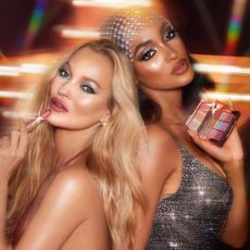 Charlotte Tilbury Black Friday - kate moss and jourdan dunn posing with party makeup holding charlotte tilbury products