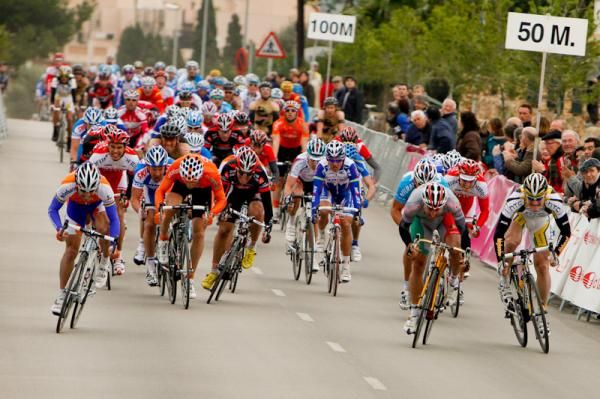 Oscar Freire (Rabobank), left, is less than 50 metres away from winning the stage.
