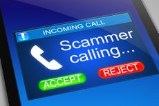 "Scammer calling" message on a smartphone screen