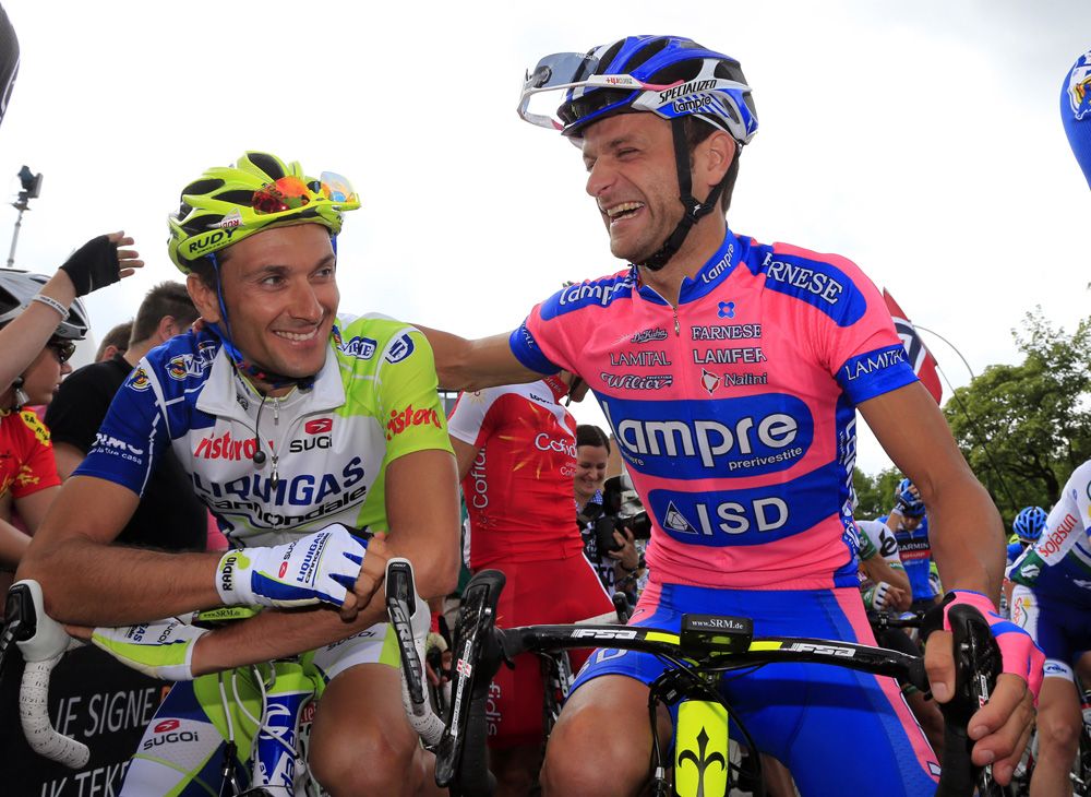 Michele Scarponi shares a joke with Ivan Basso