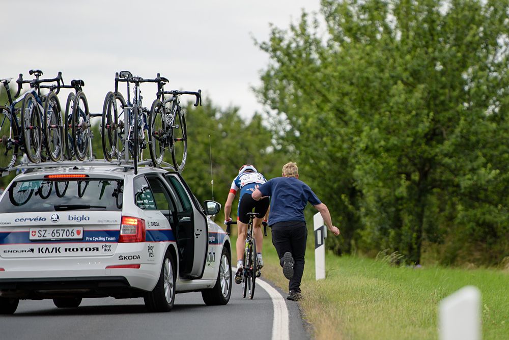 A quick wheel change for Nicole Hanselmann (Cerv&eacute;lo Bigla) at Th&uuml;ringen Rundfarht 2016 - Stage 1