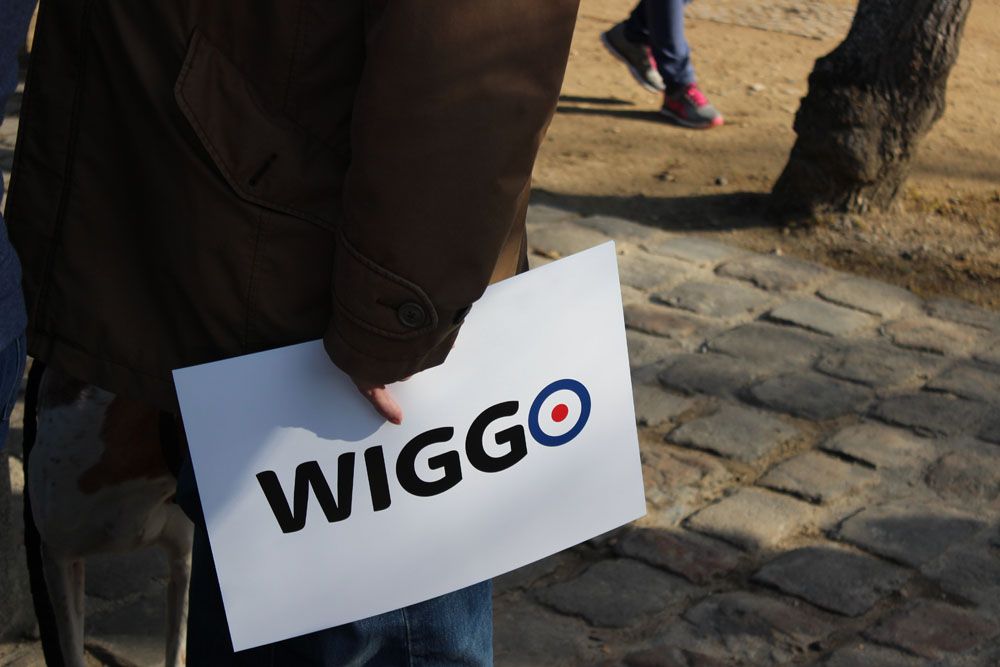 Team Sky were handing out signs to fans for Bradley Wiggins' last race with the team