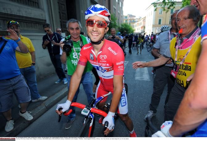 Nacer Bouhanni wins in blue, he wins in red