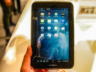 Samsung Galaxy Tab 2 (7.0) in hand