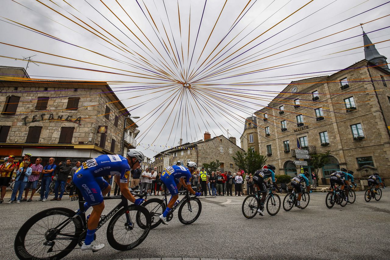 The peloton rolls out for stage 1