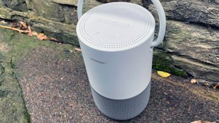 En trådløs høyttaler av typen Bose Portable Home Speaker foran en vegg.