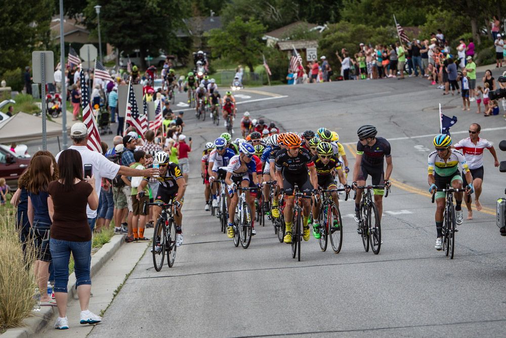 The front of the field hits the final climb.