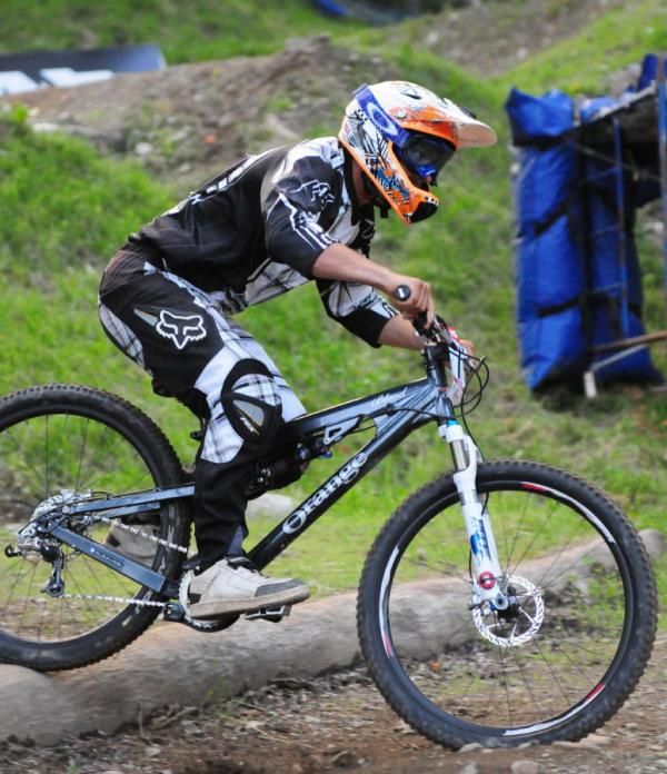 Mike Haderer (Fox) racing over a set of logs.