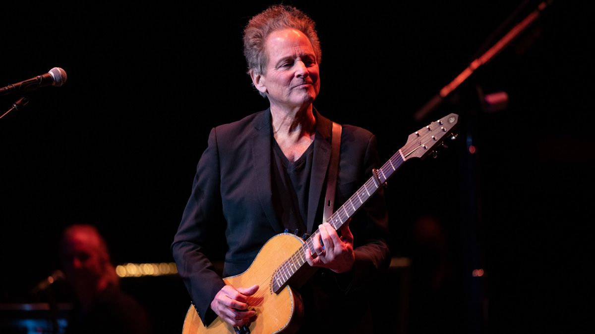 Lindsey Buckingham performing live