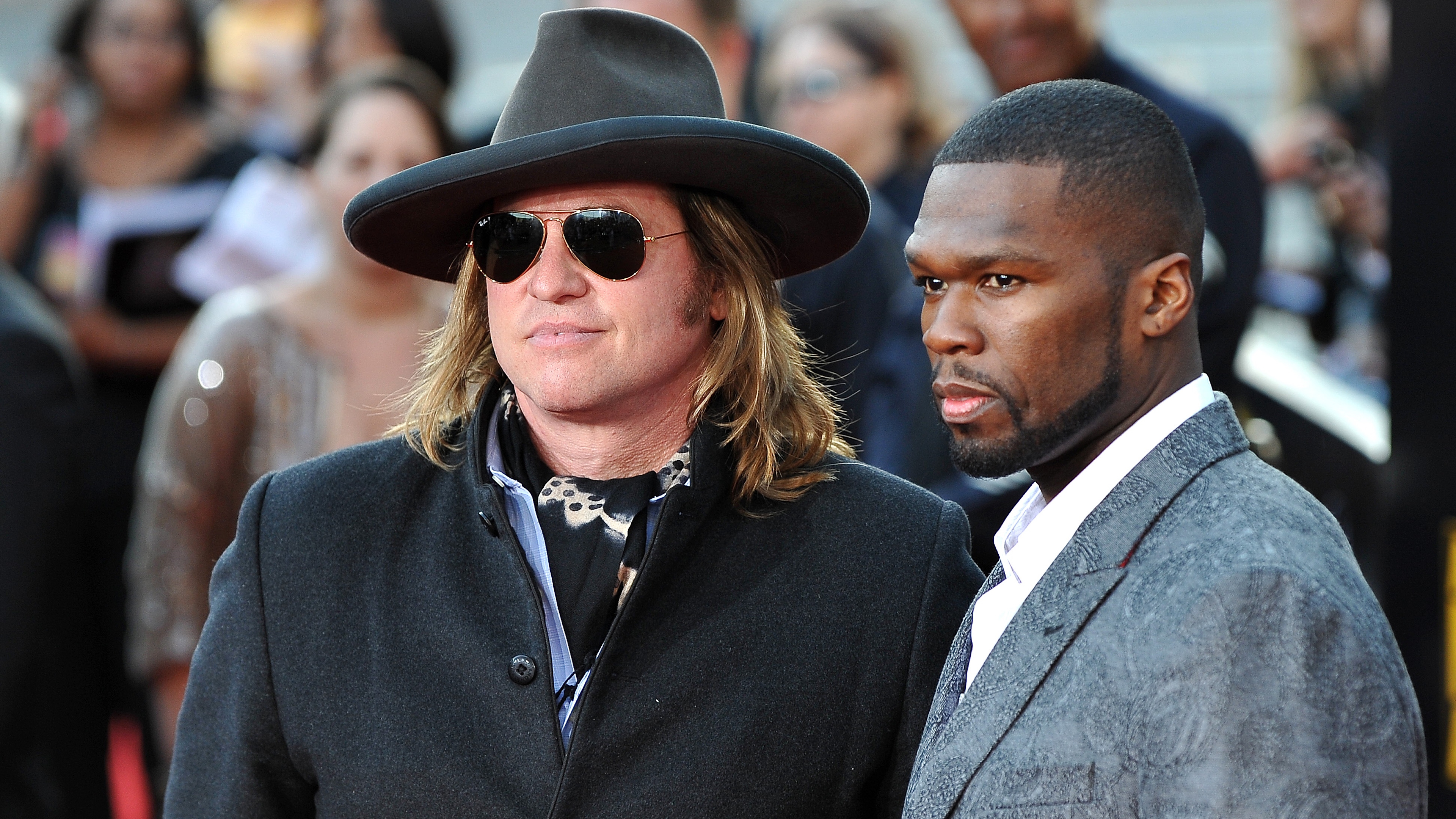 Actor Val Kilmer (L) and rapper 50 Cent (R) arrive for the 2009 American Music Awards at the Nokia Theatre at LA Live in downtown Los Angeles, California on November 22, 2009. AFP PHOTO / Robyn Beck (Photo credit should read ROBYN BECK/AFP via Getty Images)