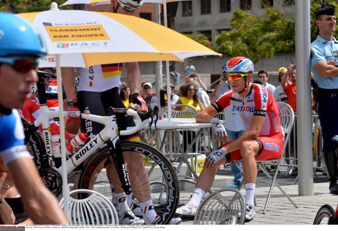 Alexander Kristoff (Katusha) has a chat with the obscured Andre Greipel (Lotto Belisol)