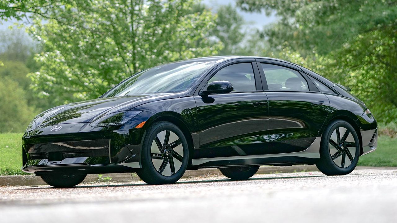 Hyundai Ioniq 6 SE RWD (2024).
