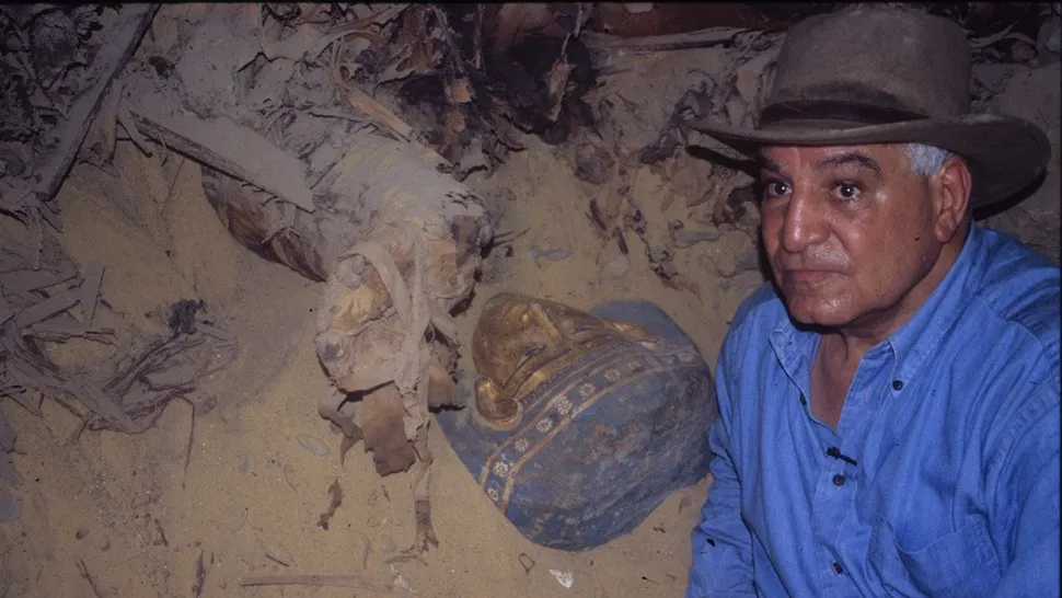 Єгиптолог Захі Хавасс і одна з мумій, виявлених у Саккарі, місці розкопок за межами Каїра.