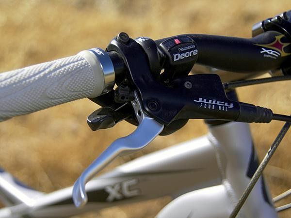 Juicy brakes on the FSR XC are custom-configured for Specialized and include handy tool-free reach adjustments.