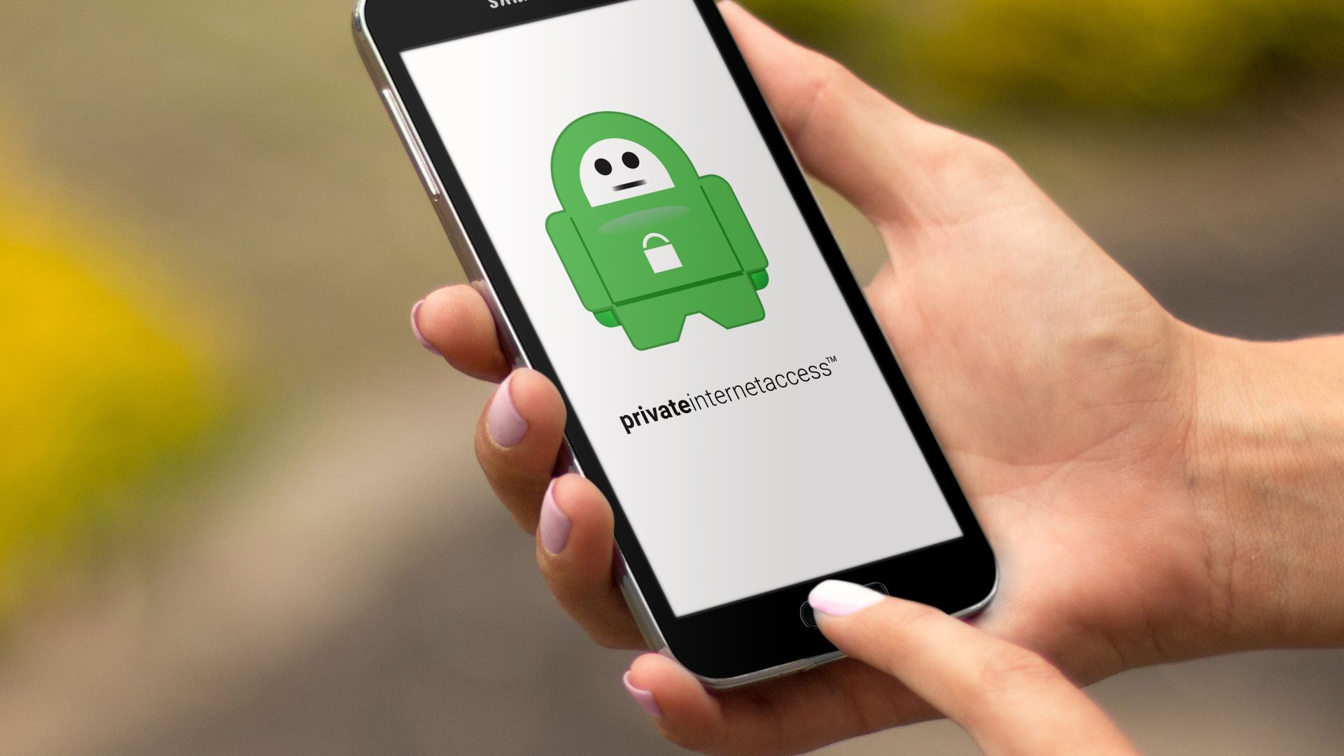 Private Internet Access logo en smartphone