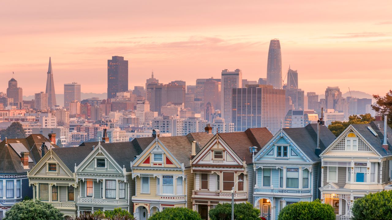 Alamo square and Painted Ladies with San Francisco skyline