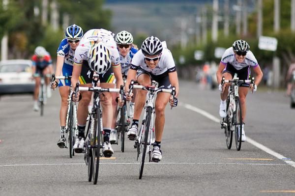 Judith Arndt (HTC Highroad) lunges for the line and win ahead of Cath Cheatley (Bike NZ National Team).
