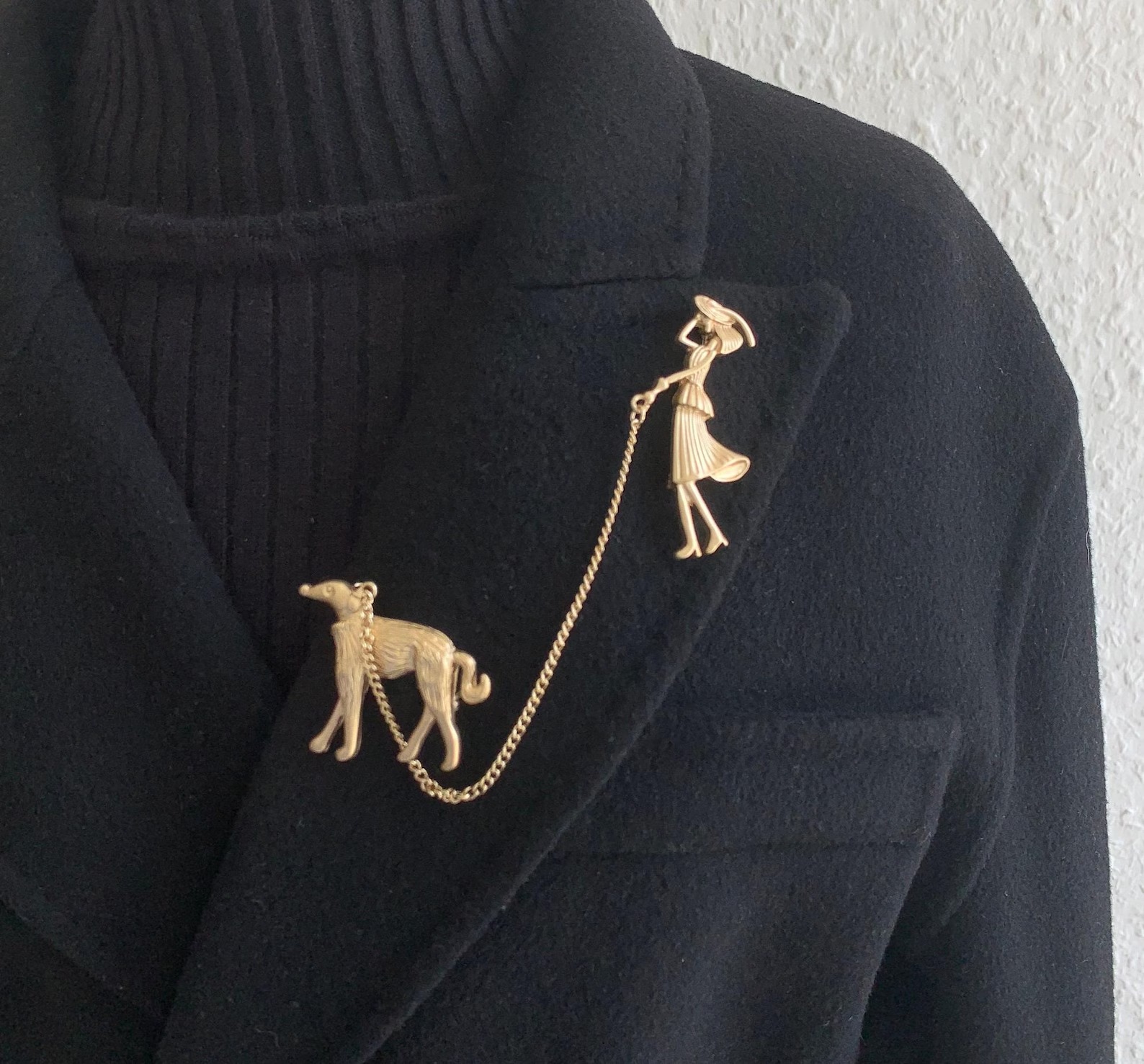 Makufuu Brosche, Gold Tone Dog Walker Brooch