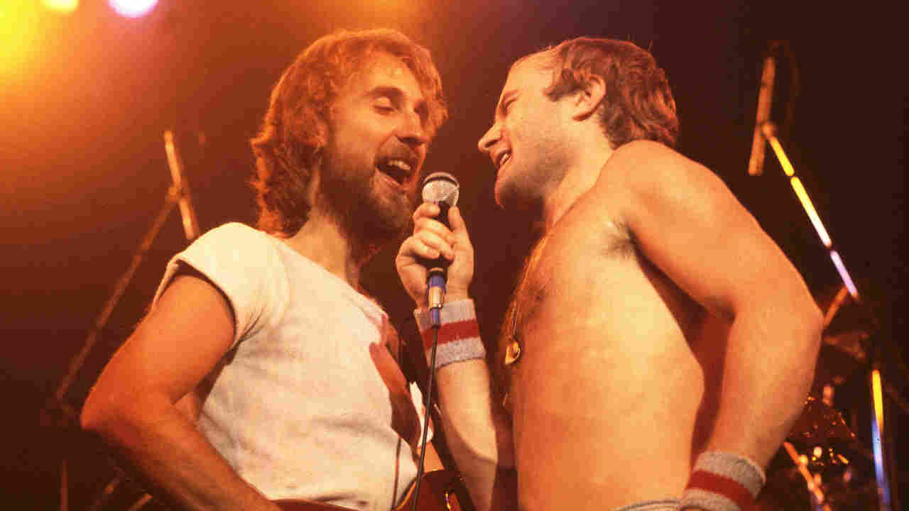 Genesis&amp;rsquo; Mike Rutherford and Phil Collins onstage in 1980
