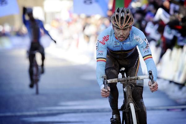 Sven Nys (Belgium) presses to the line.