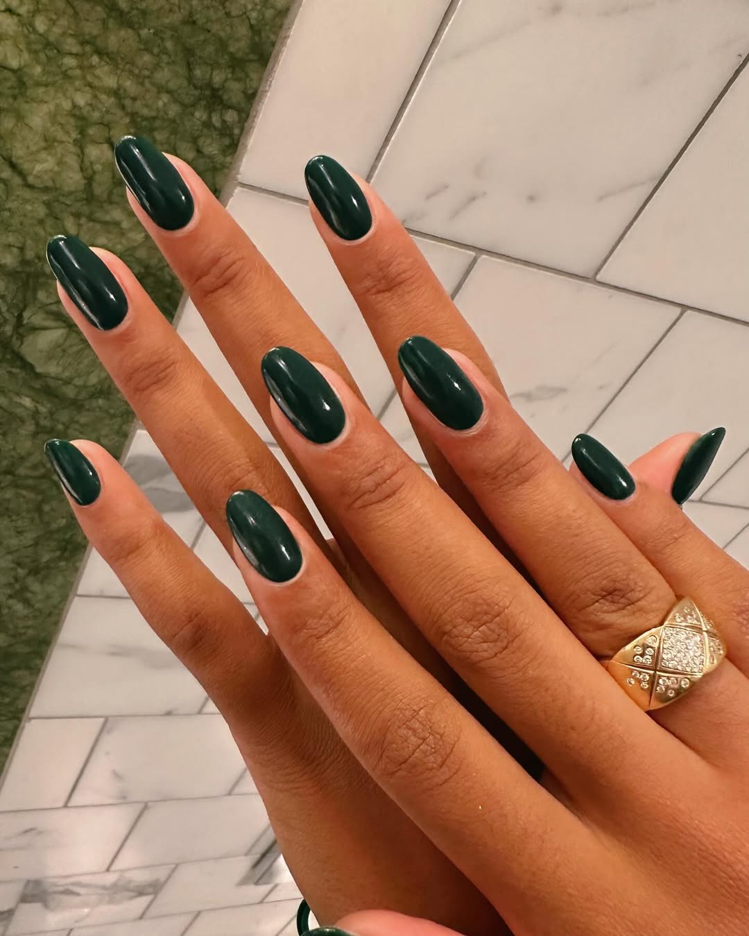 A jungle green manicure for Olivia Dean by Imarni Nails