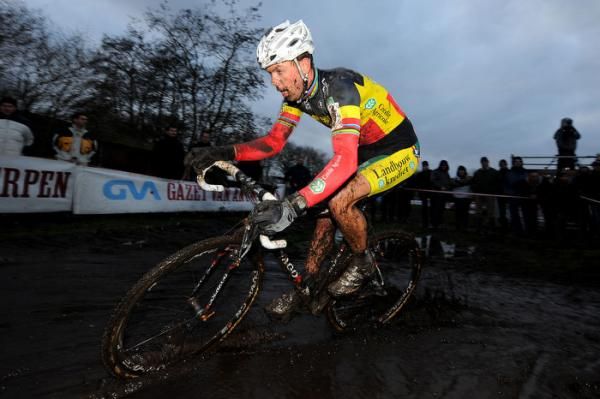 Sven Nys (Landbouwkrediet) blasts through the mud