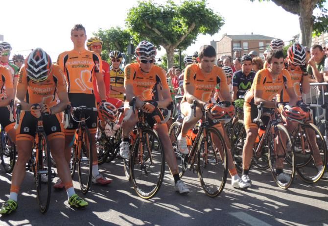 Euskaltel's masseur Rufino Murgu&iacute;a passed away after his traffic accident on Thursday. A minute of silence was held at the start of the race.