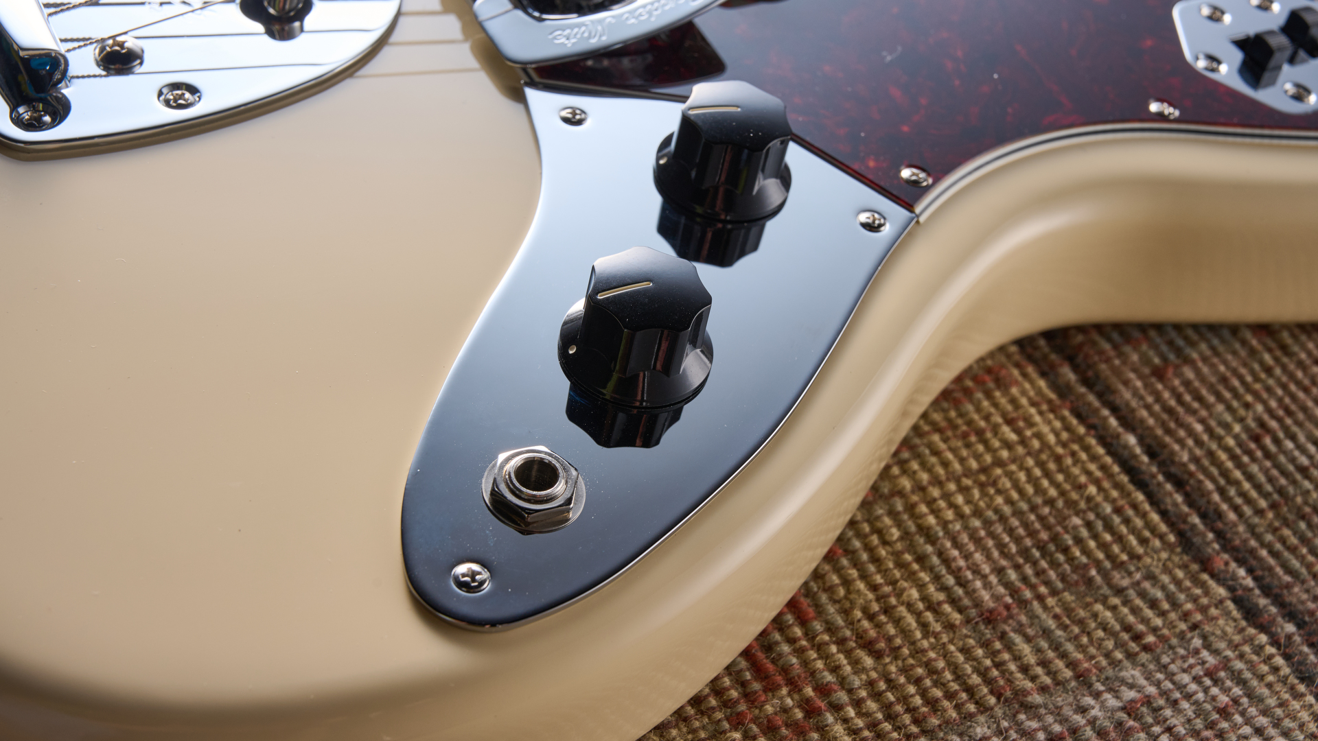 Fender‍ Vintera III Early '60s Bass VI in Olympic White with red tortoiseshell pickguard.