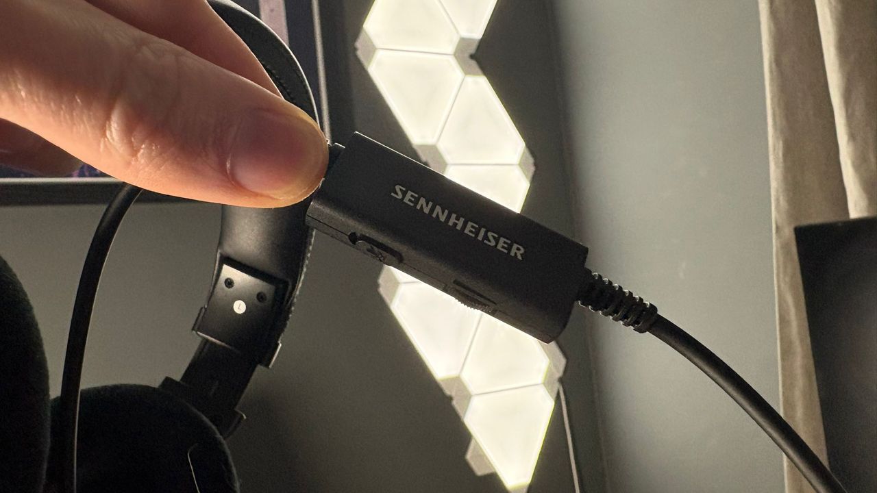 The Sennheiser HD 500 BAM with lighting behind.