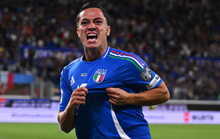 Giacomo Raspadori of Italy celebrates with teammates after scoring his team's third goal during the FIFA World Cup 2026 qualifier match between Italy and Estonia at Stadio di Bergamo on September 05, 2025 in Bergamo, Italy. 
