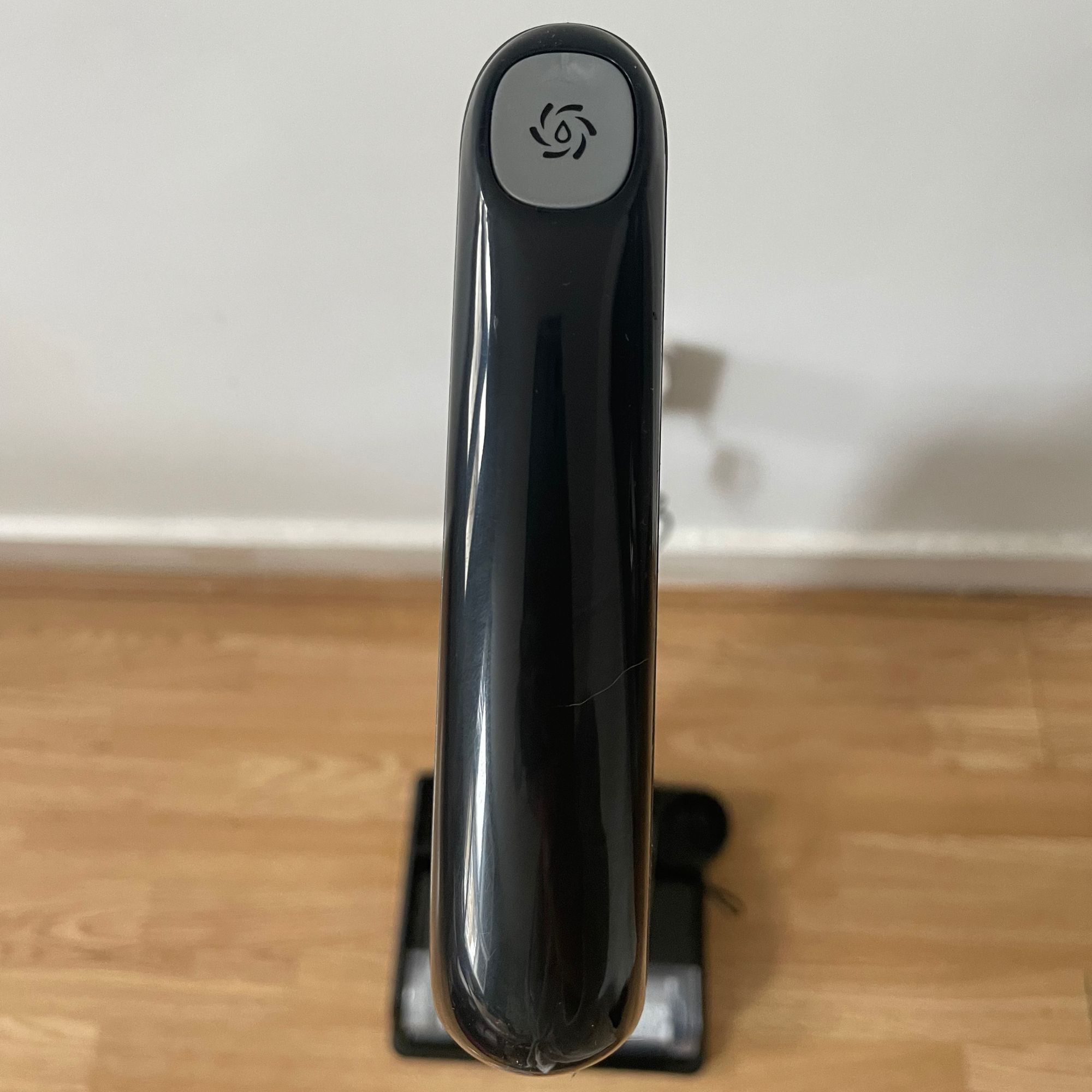 Close up of the handle of the Bissell Crosswave Omniforce Edge