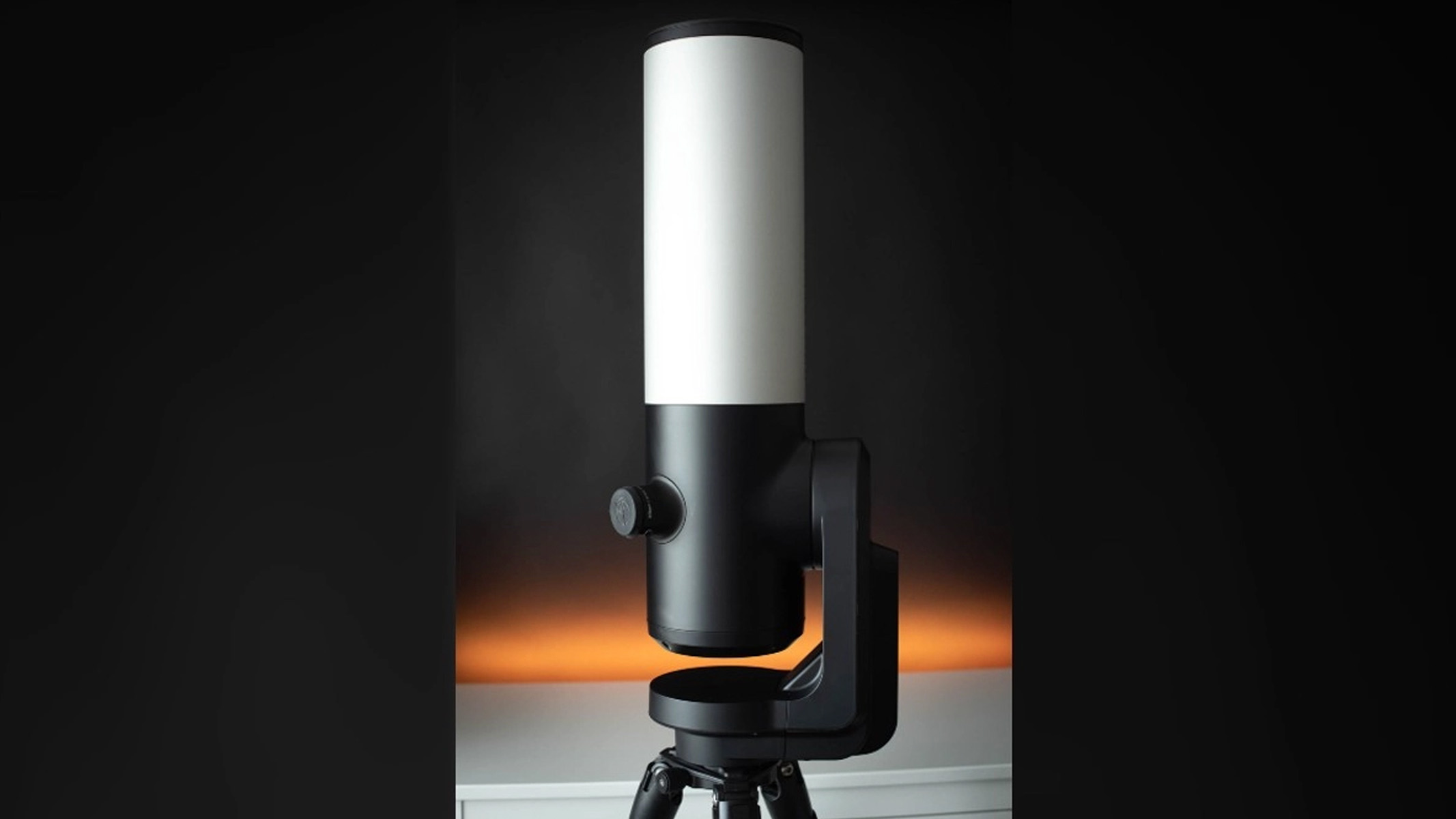 Unistellar eVscope 2 contra um fundo escuro