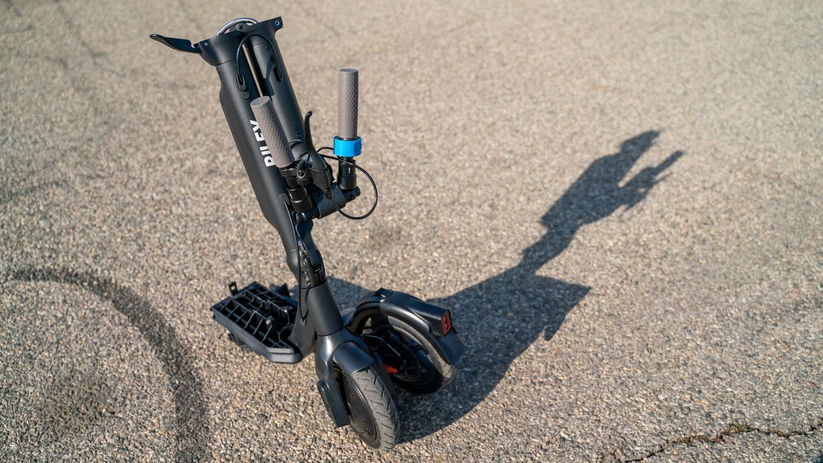 Riley Scooters RS3 outdoors in Los Angleles