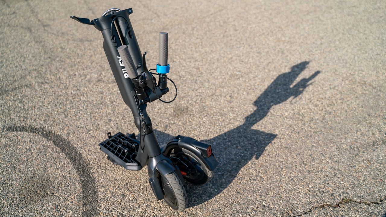 Riley Scooters RS3 outdoors in Los Angleles
