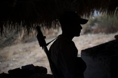 A Guerrero Community Police member stands guard at a checkpoint in Apaxtla de Castrejon, Guerrero state, Mexico, on March 26, 2018. - In the mountainous area of Guerrero state, one of the poo