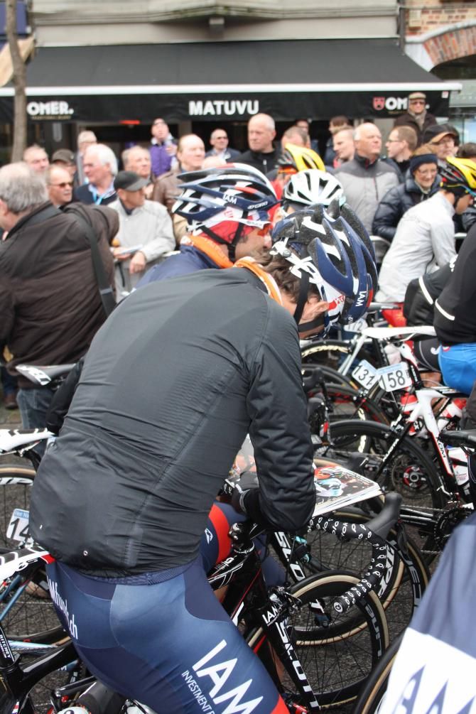 Sylvain Chavanel (IAM Cycling) signs an autograph on the start line.